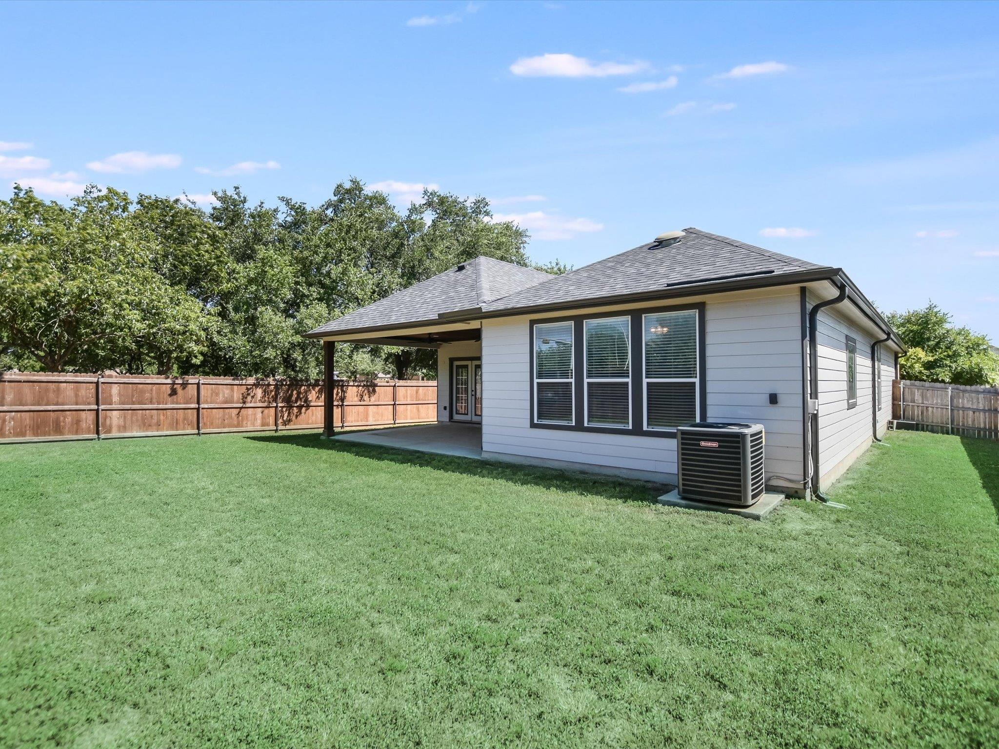 241 Sunnyside Dr, Kyle, TX 78640