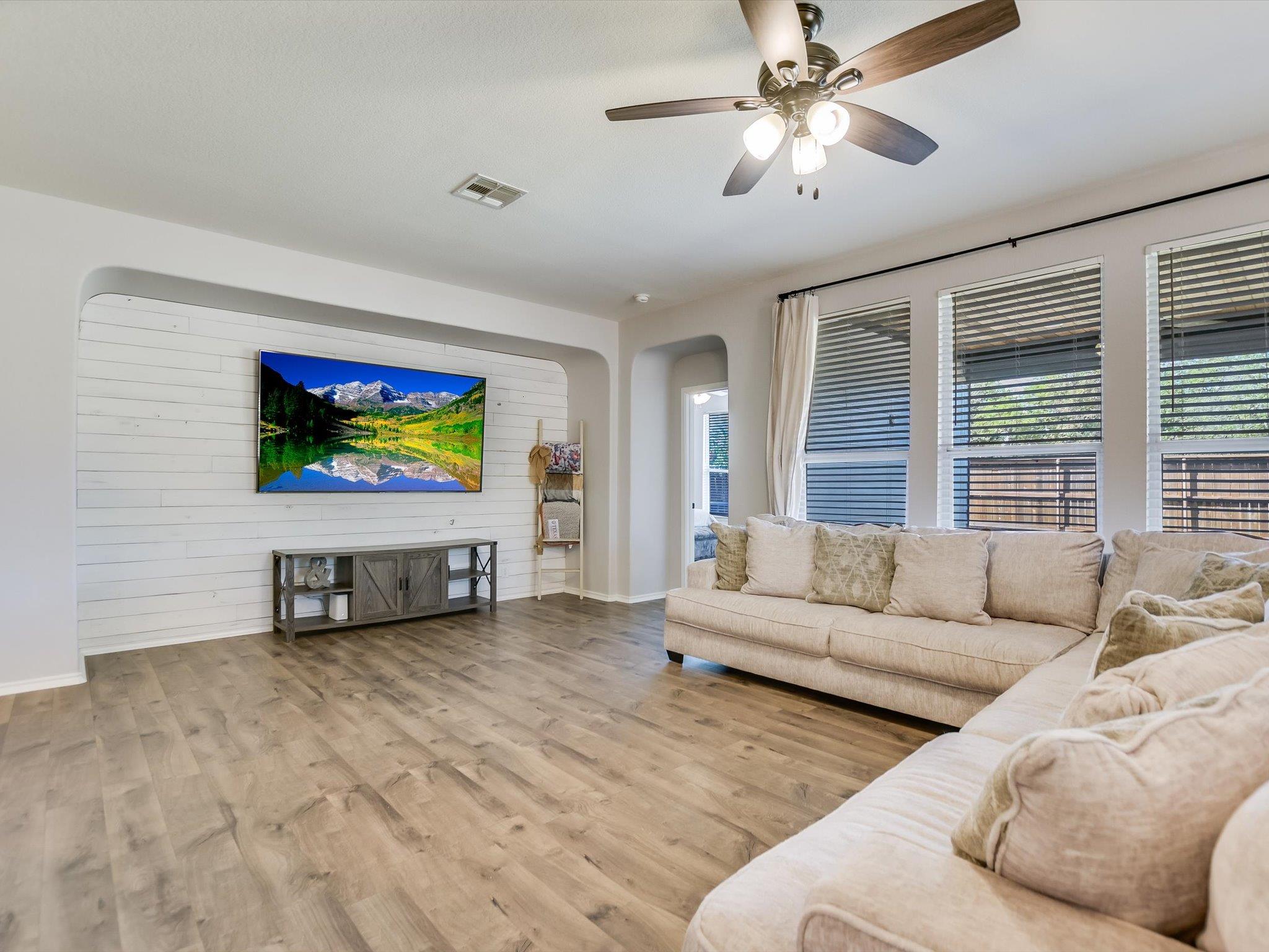 241 Sunnyside Dr, Kyle, TX 78640