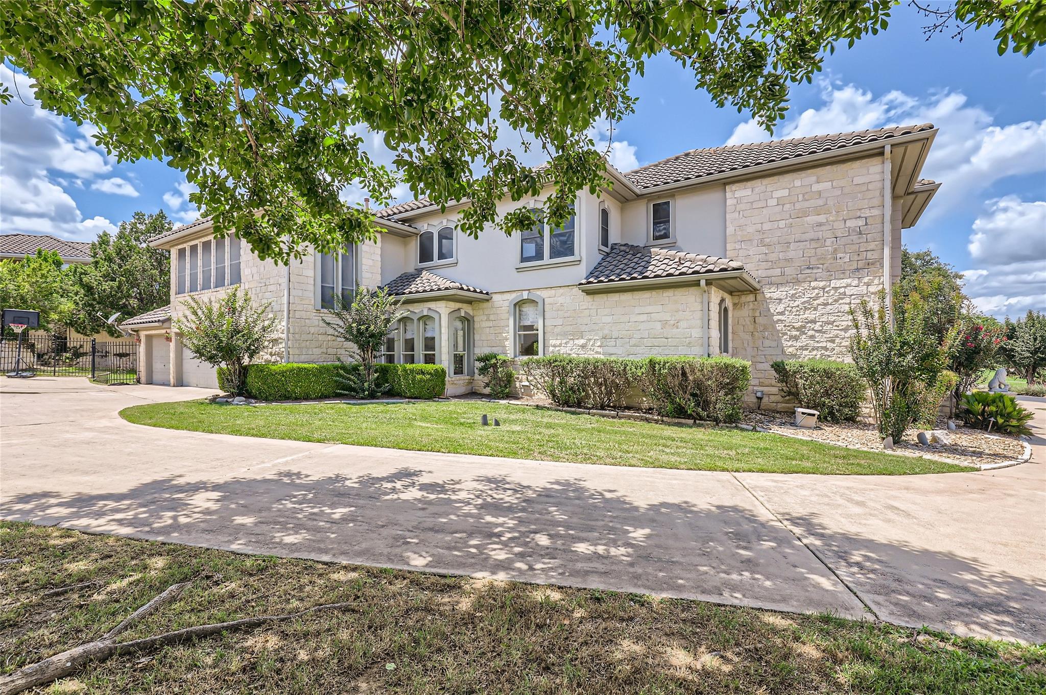 29 Tiburon Dr, The Hills, TX 78738