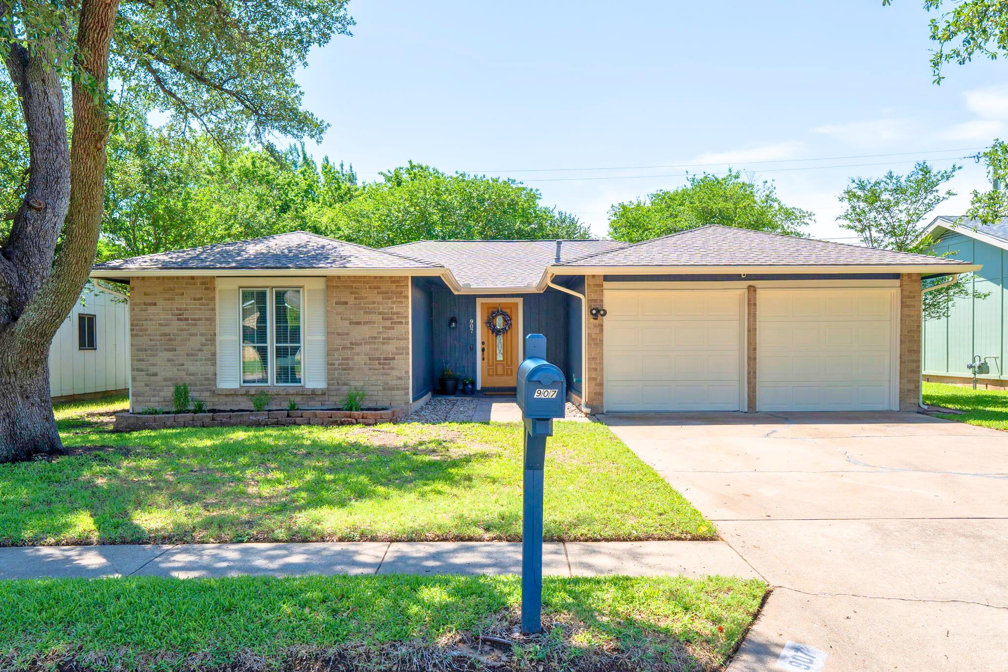 907 Cactus Dr, Round Rock, TX 78681