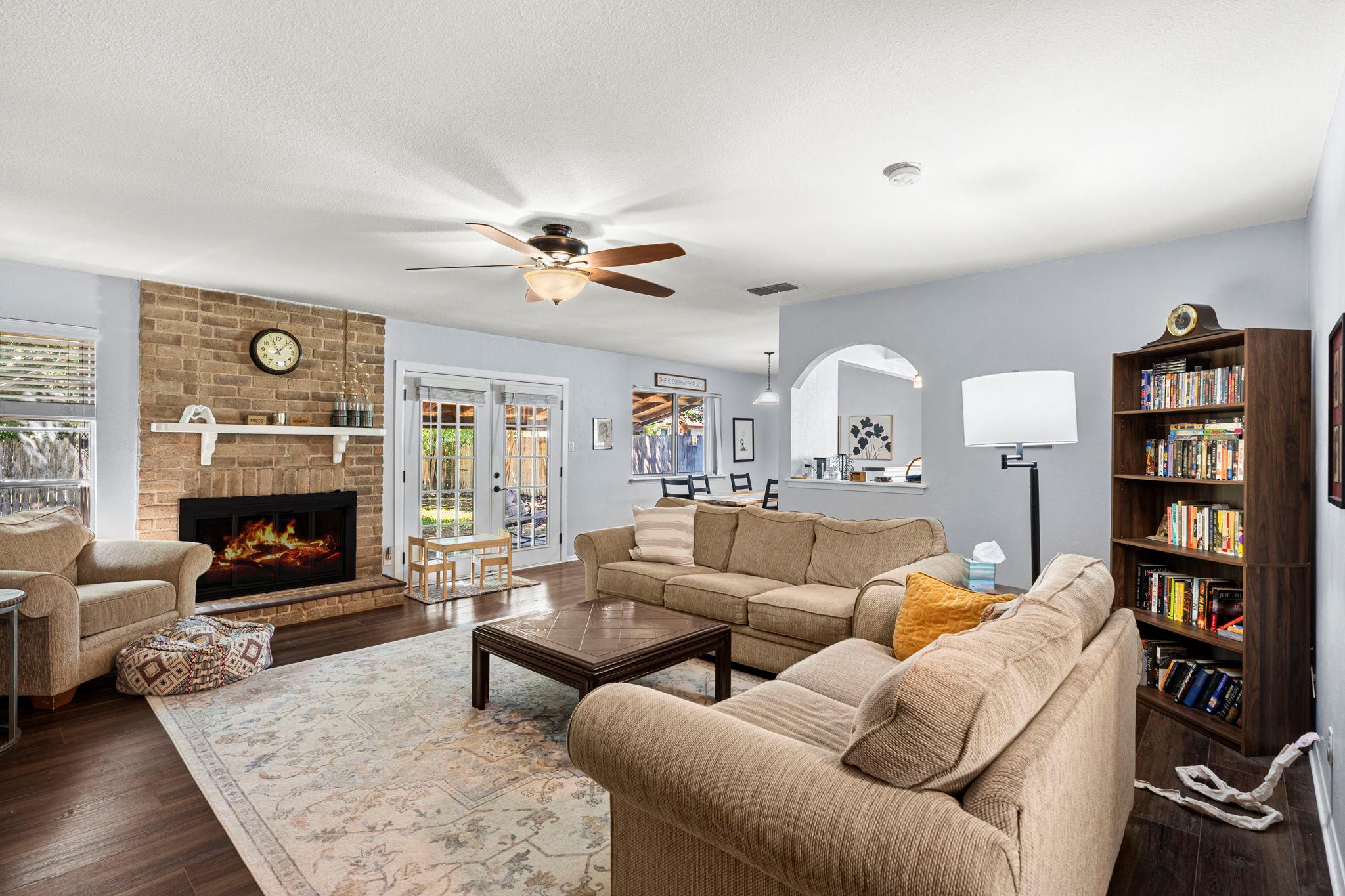 907 Cactus Dr, Round Rock, TX 78681