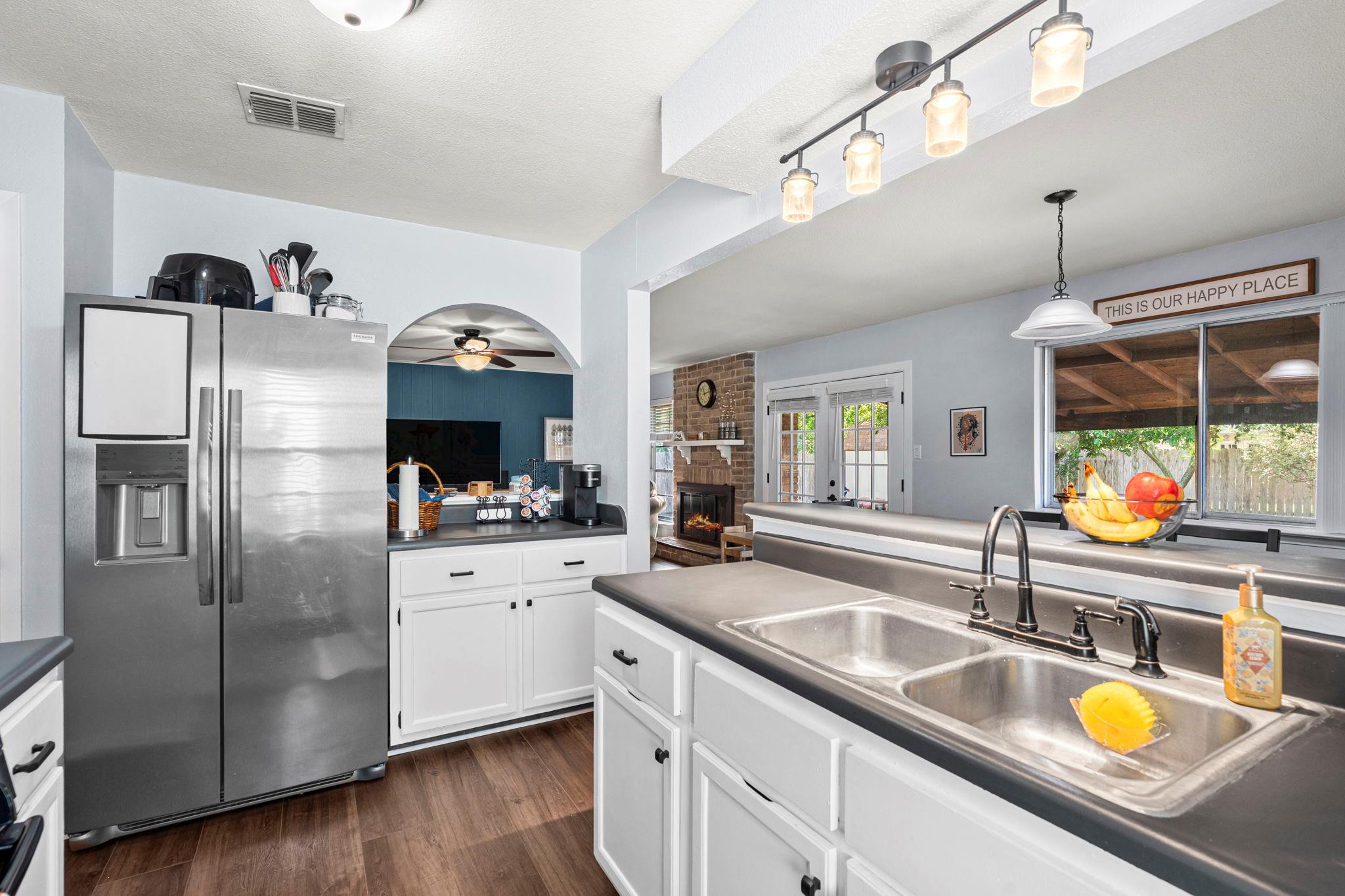 907 Cactus Dr, Round Rock, TX 78681