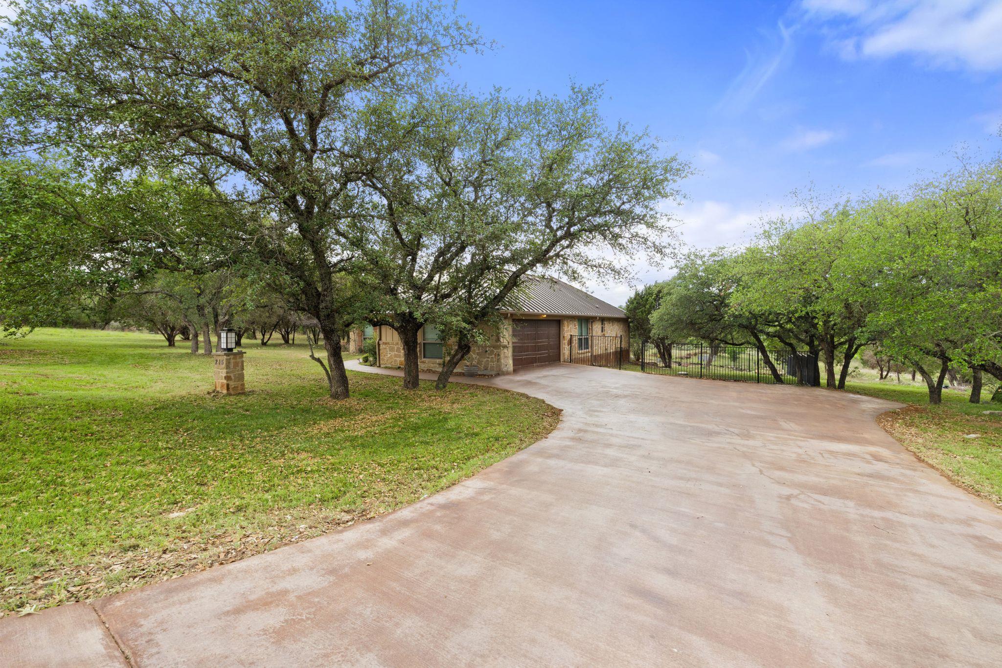 215 Maverick Cir, Horseshoe Bay, TX 78657