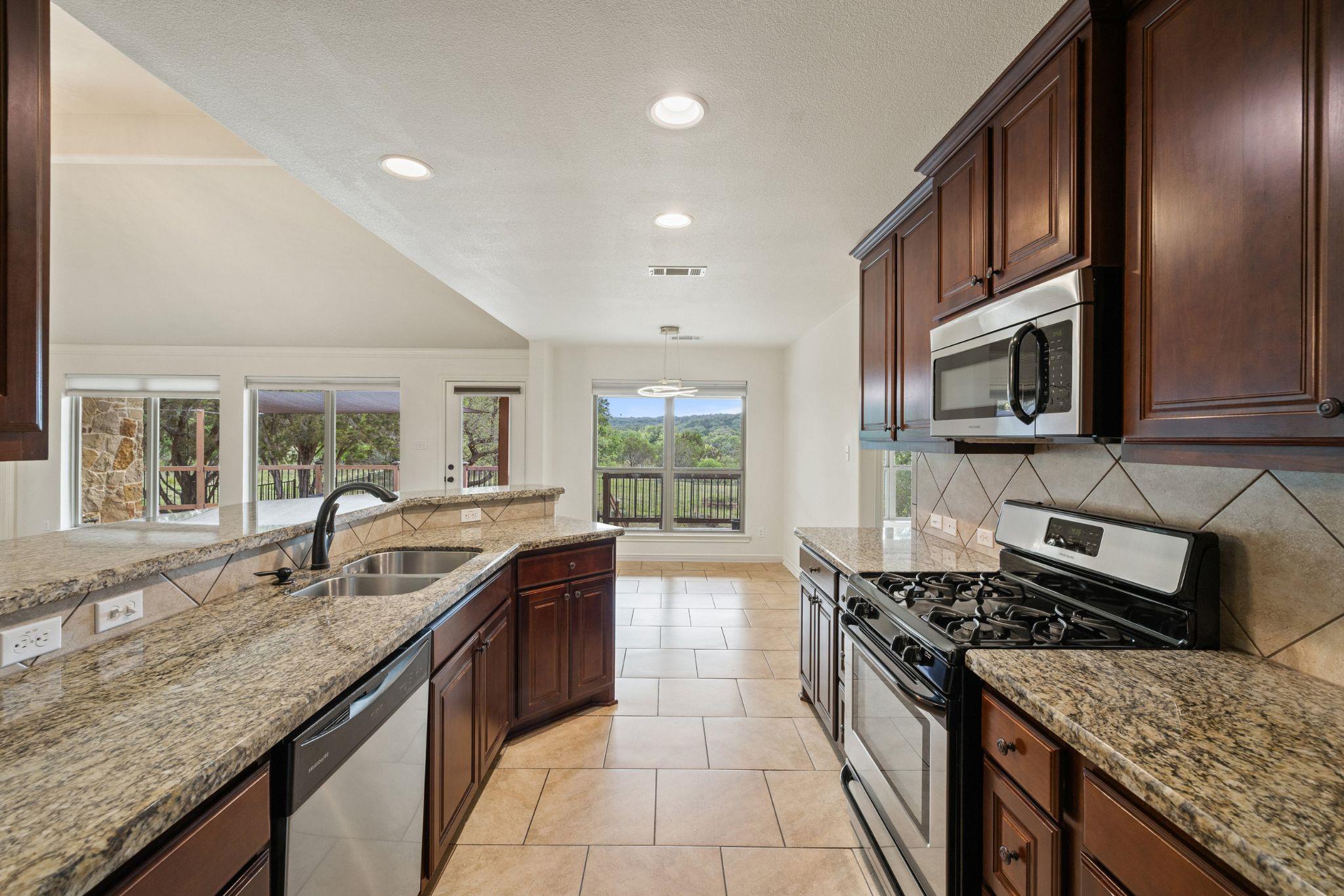 215 Maverick Cir, Horseshoe Bay, TX 78657