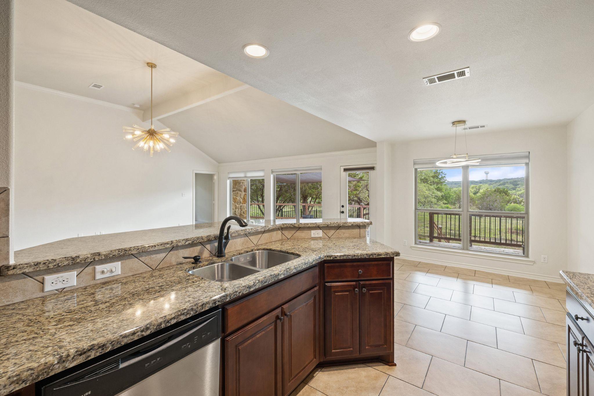 215 Maverick Cir, Horseshoe Bay, TX 78657