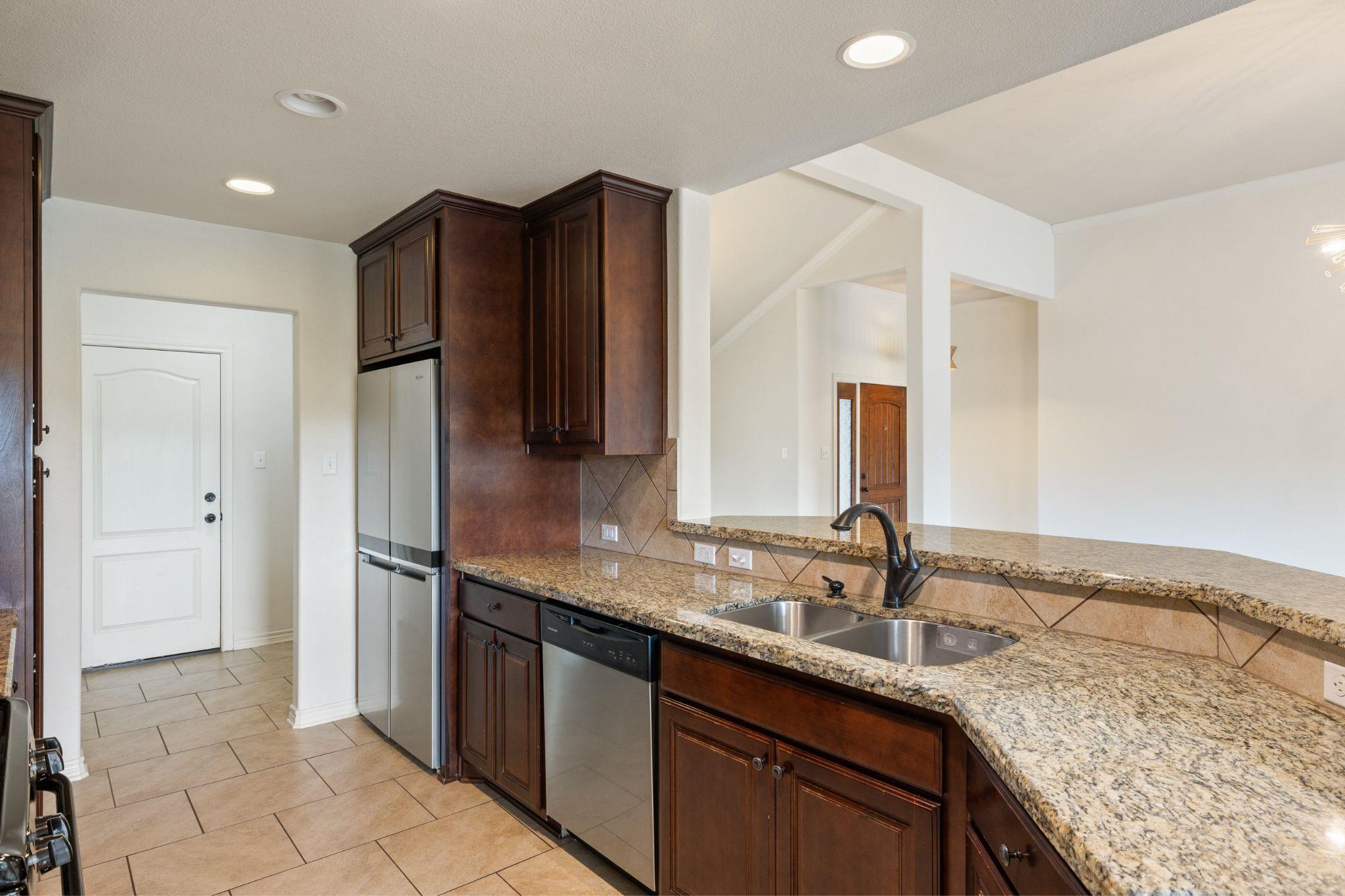 215 Maverick Cir, Horseshoe Bay, TX 78657