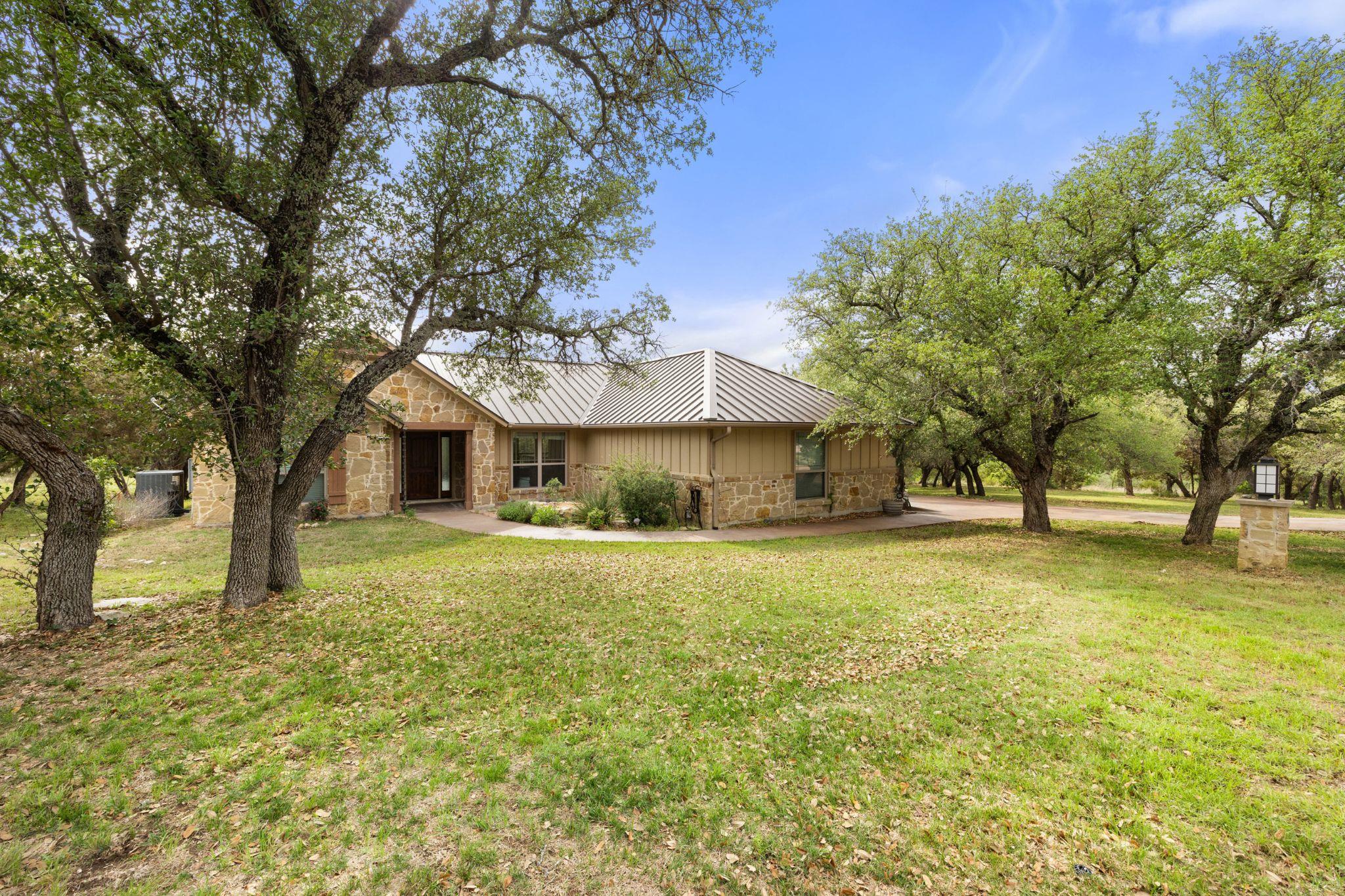 215 Maverick Cir, Horseshoe Bay, TX 78657