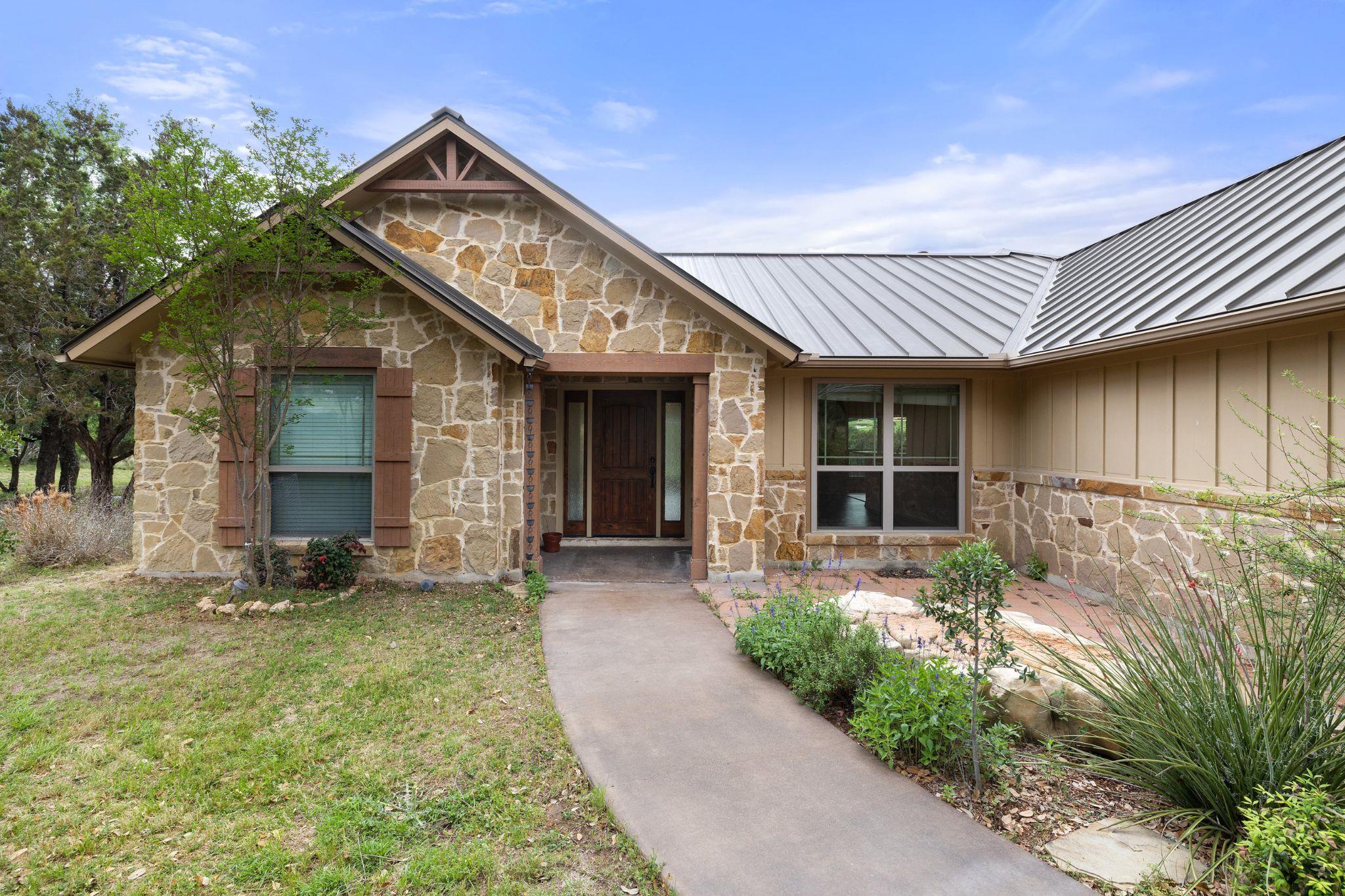 215 Maverick Cir, Horseshoe Bay, TX 78657