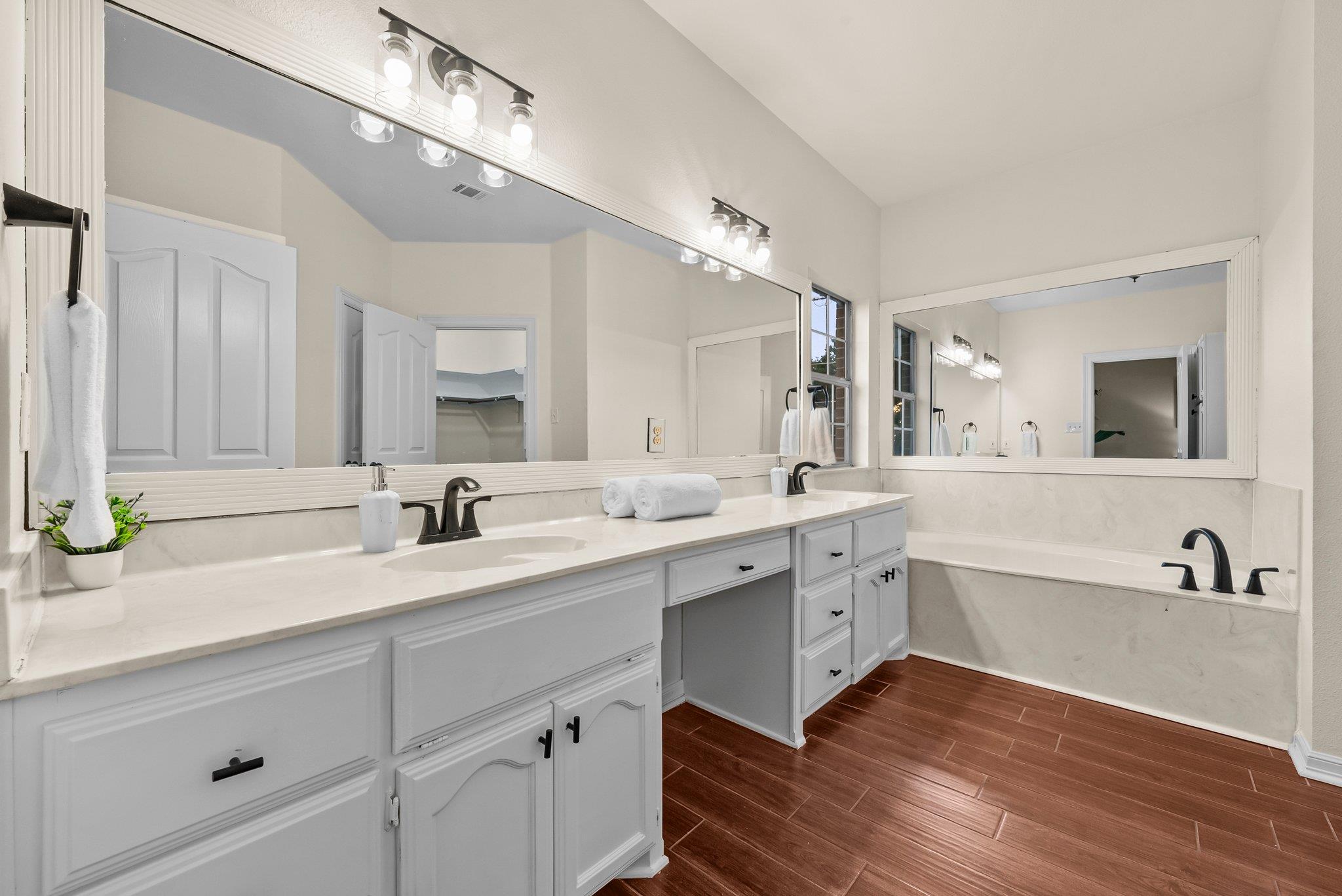 320 Woodland Oaks Trl, Buda, TX 78610