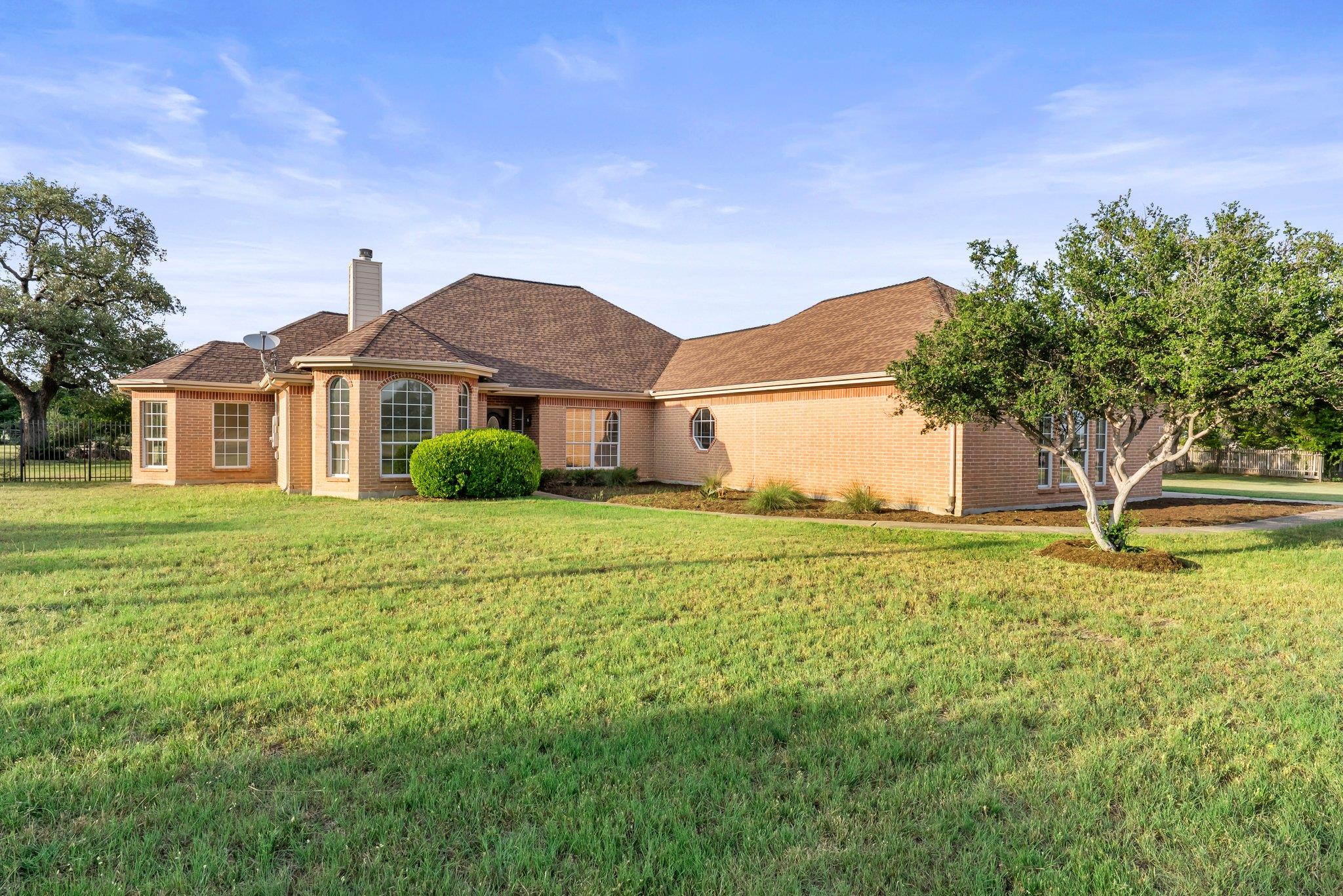 320 Woodland Oaks Trl, Buda, TX 78610