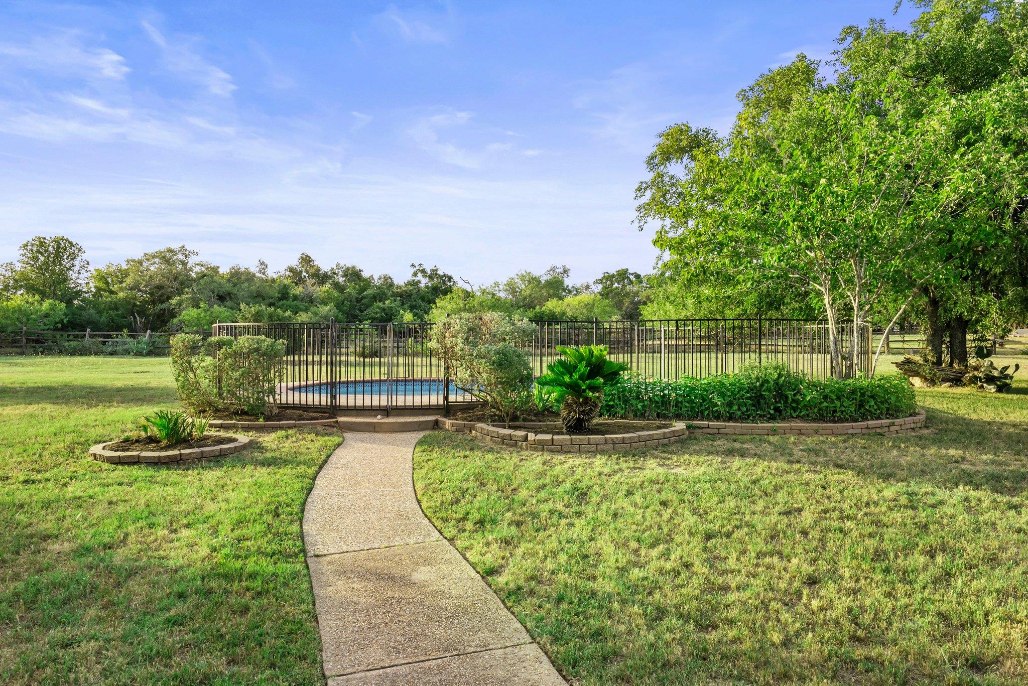 320 Woodland Oaks Trl, Buda, TX 78610