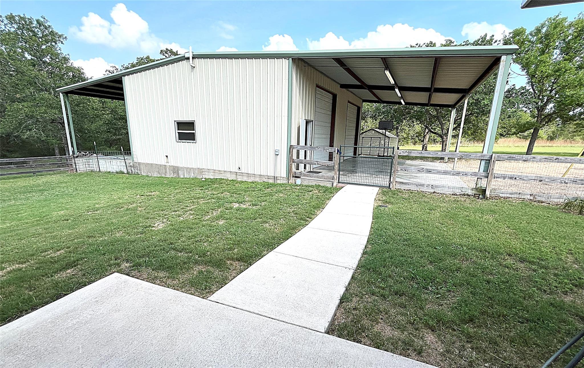 895 Lakeview Dr, Somerville, TX 77879