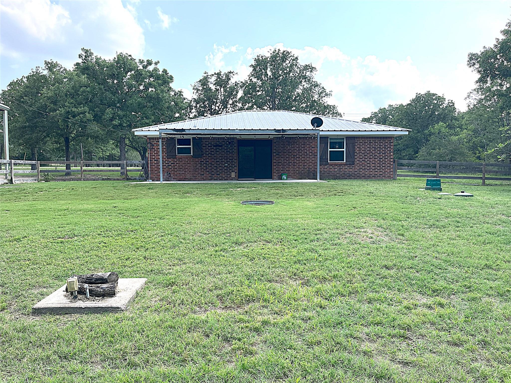 895 Lakeview Dr, Somerville, TX 77879