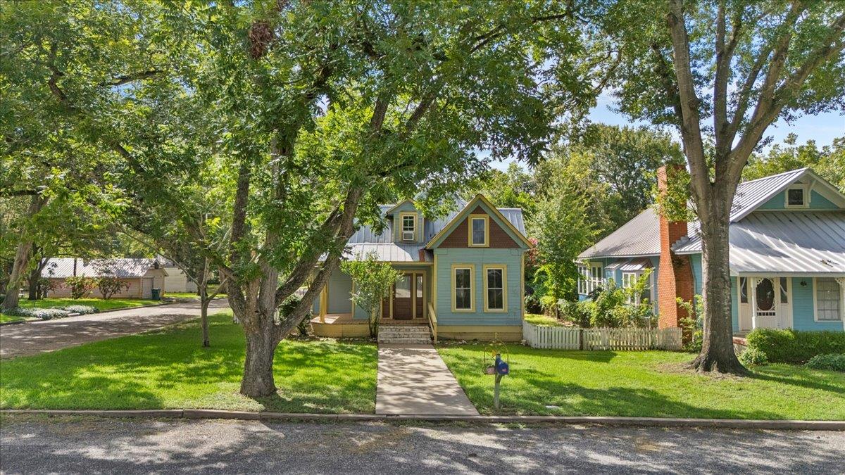 710 Gresham St, Smithville, TX 78957