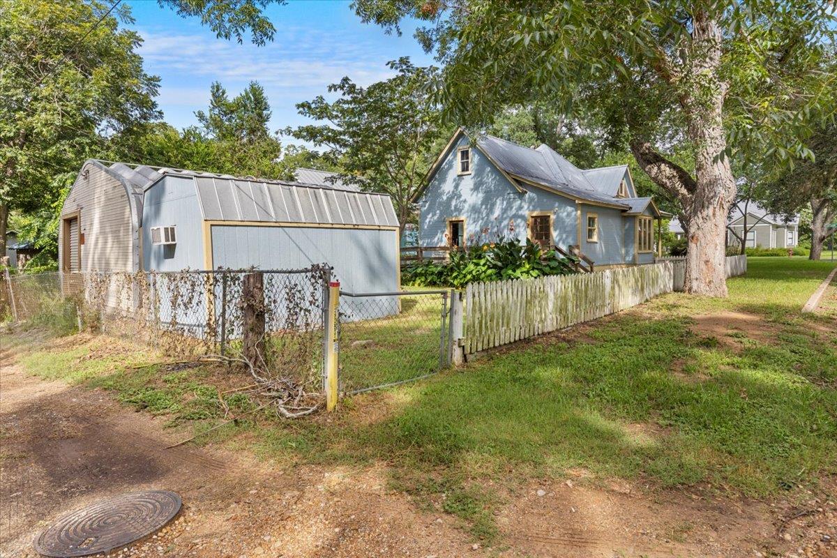 710 Gresham St, Smithville, TX 78957