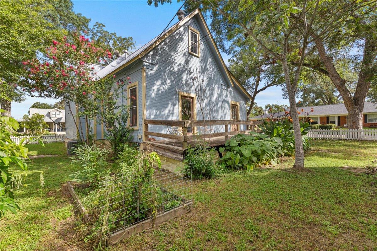 710 Gresham St, Smithville, TX 78957