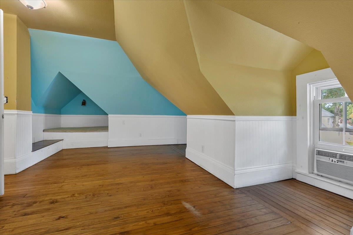 710 Gresham St, Smithville, TX 78957