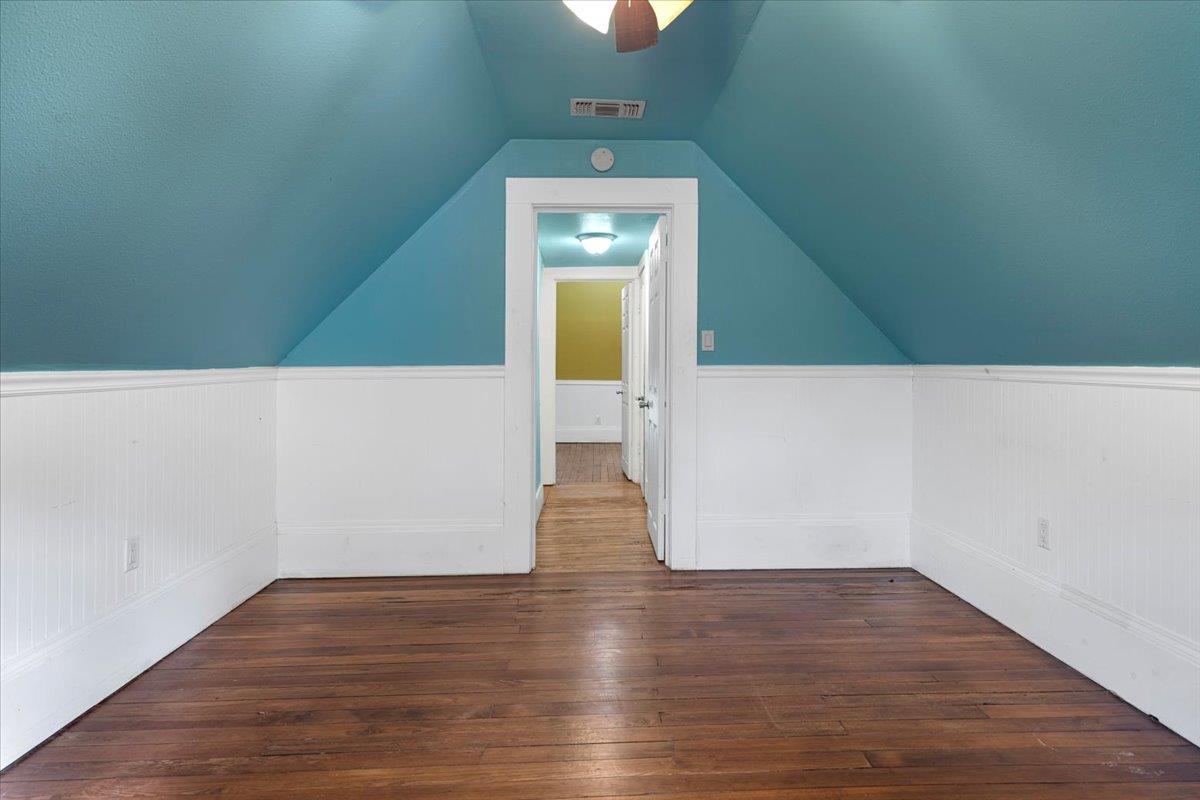 710 Gresham St, Smithville, TX 78957