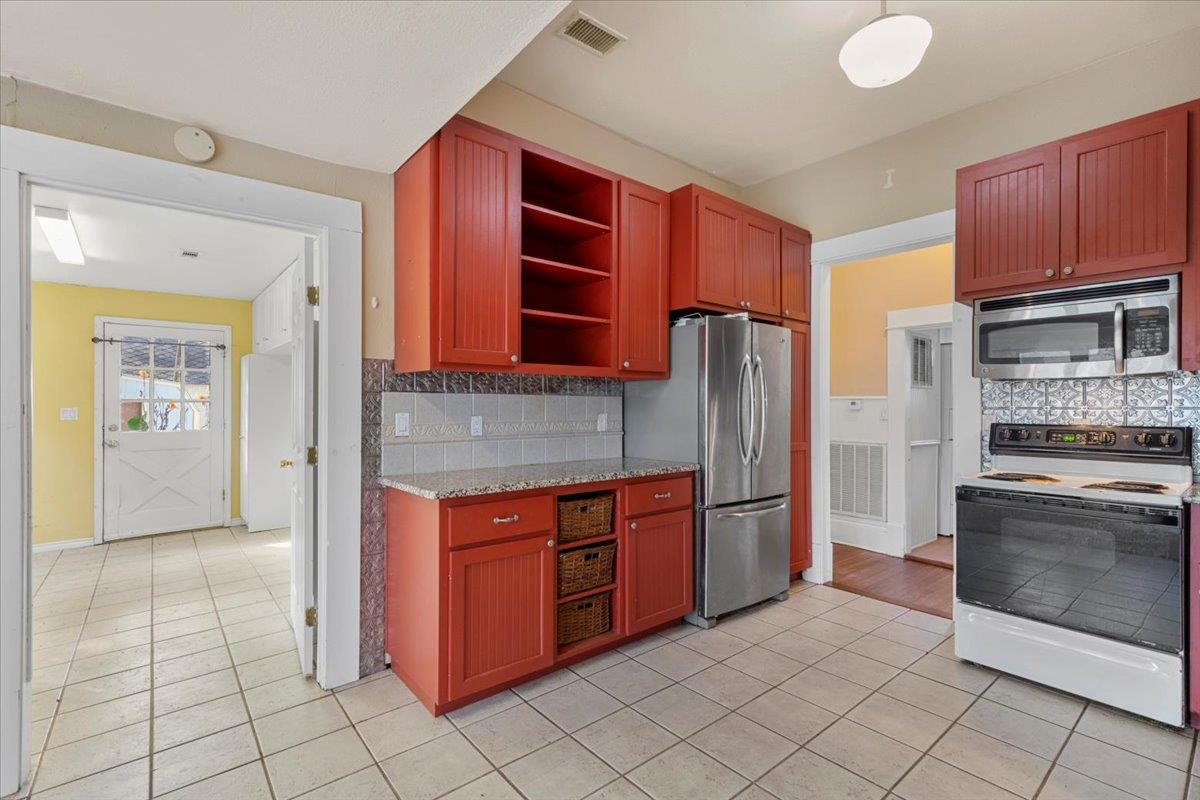 710 Gresham St, Smithville, TX 78957