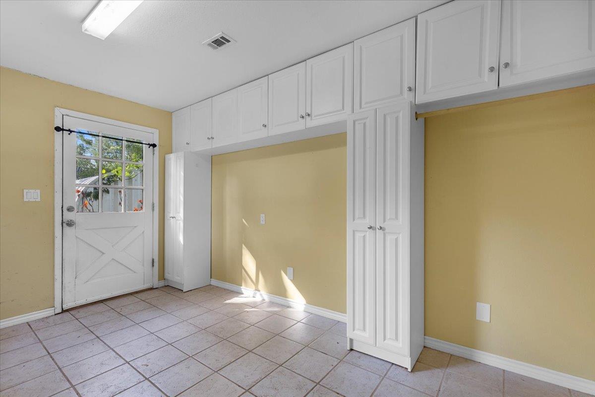 710 Gresham St, Smithville, TX 78957