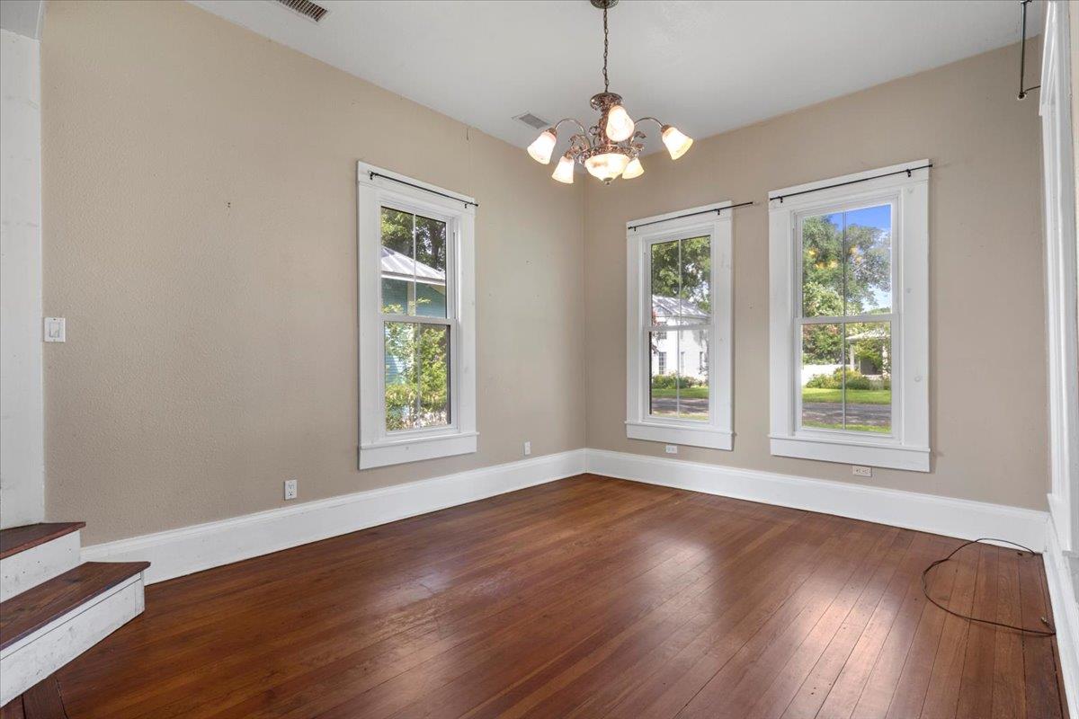 710 Gresham St, Smithville, TX 78957