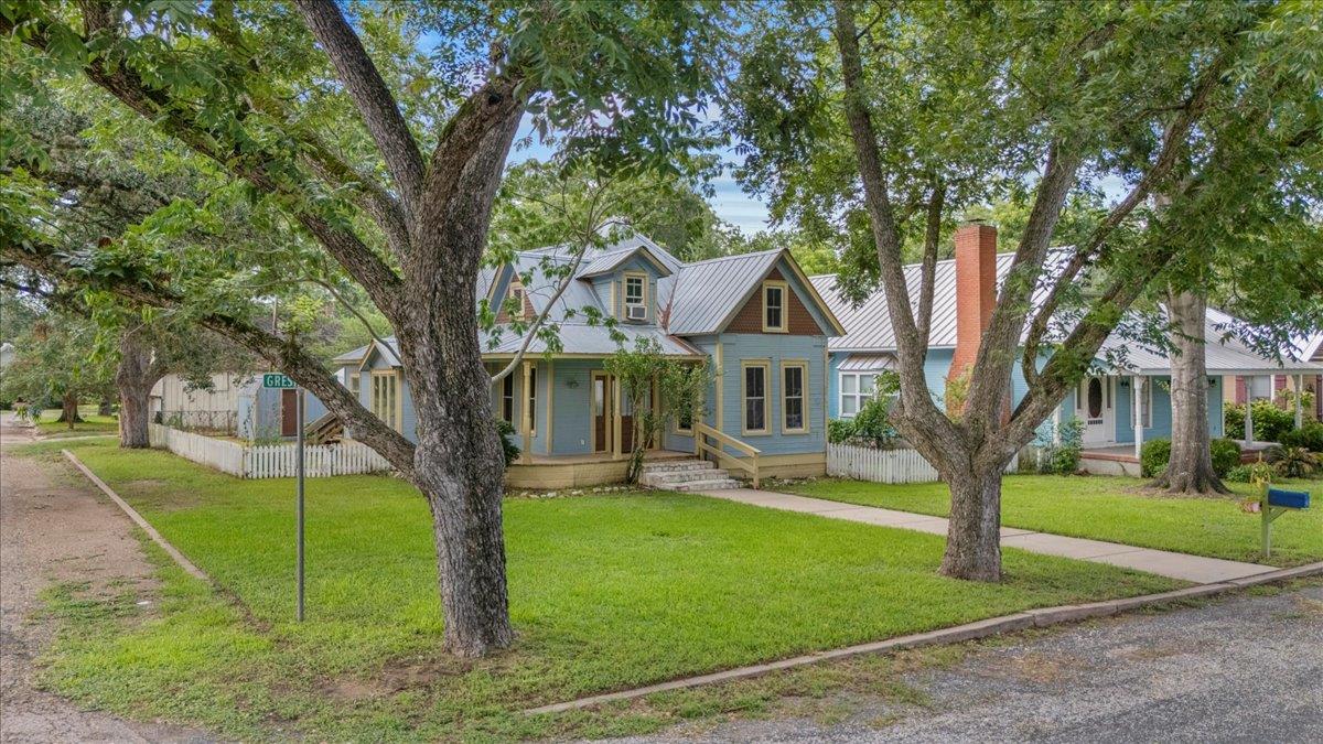 710 Gresham St, Smithville, TX 78957