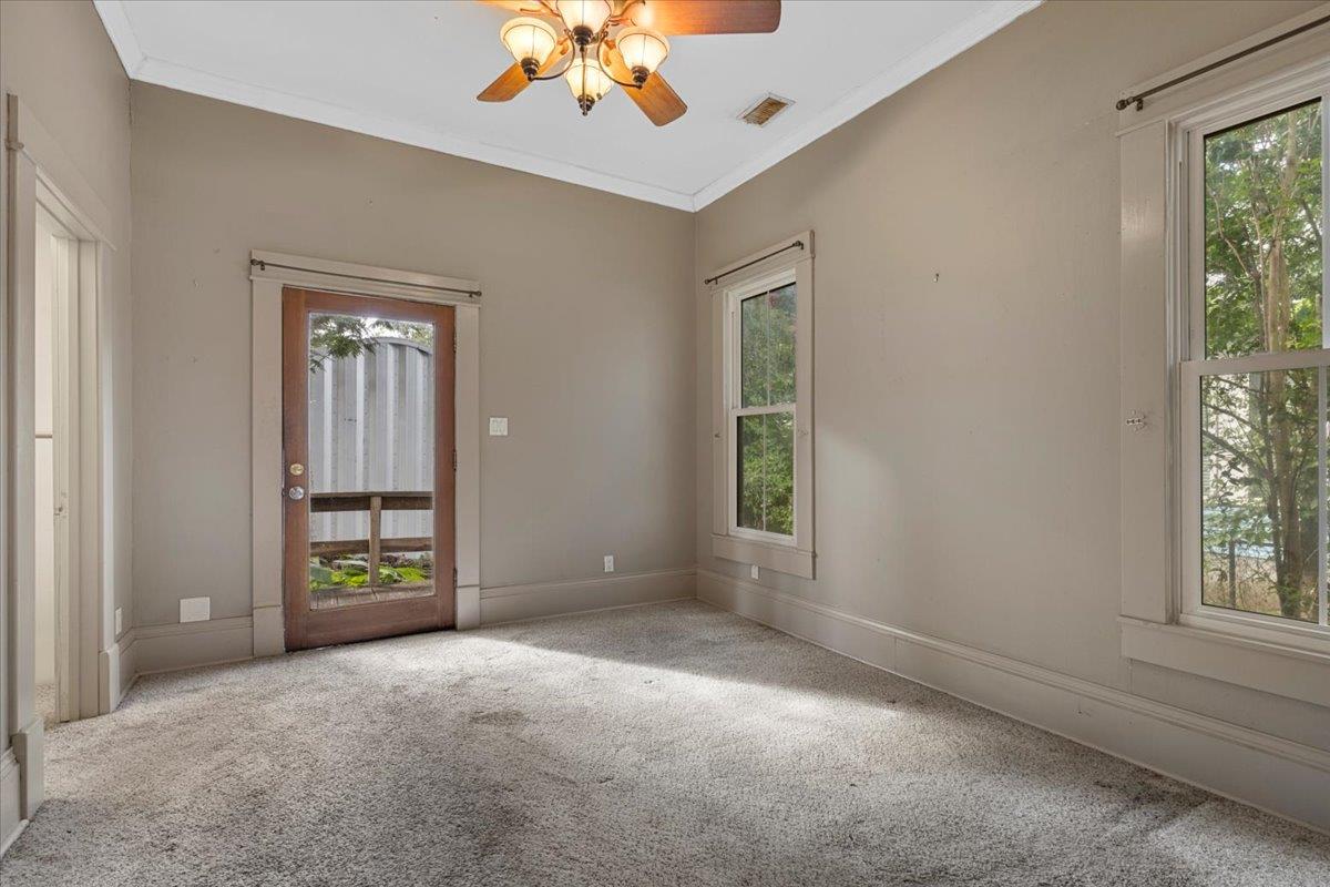 710 Gresham St, Smithville, TX 78957