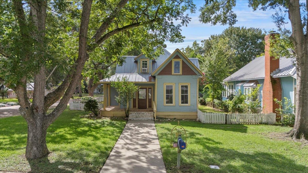 710 Gresham St, Smithville, TX 78957