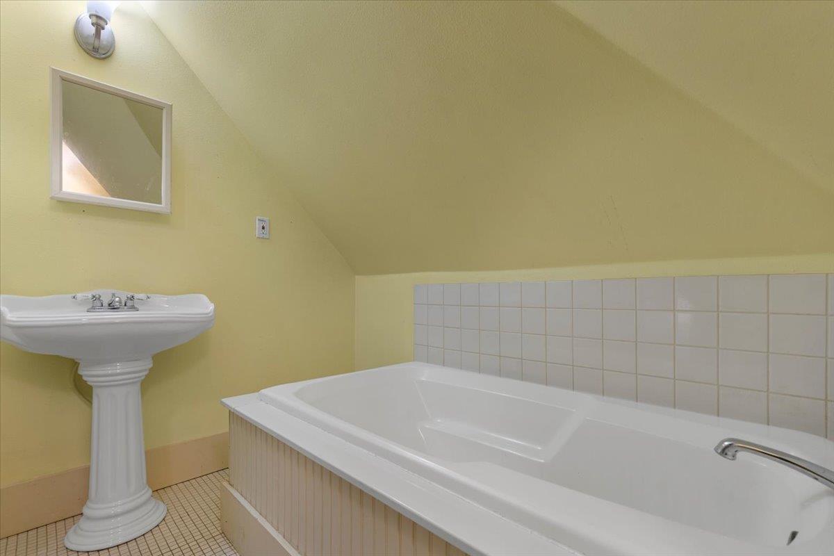 710 Gresham St, Smithville, TX 78957