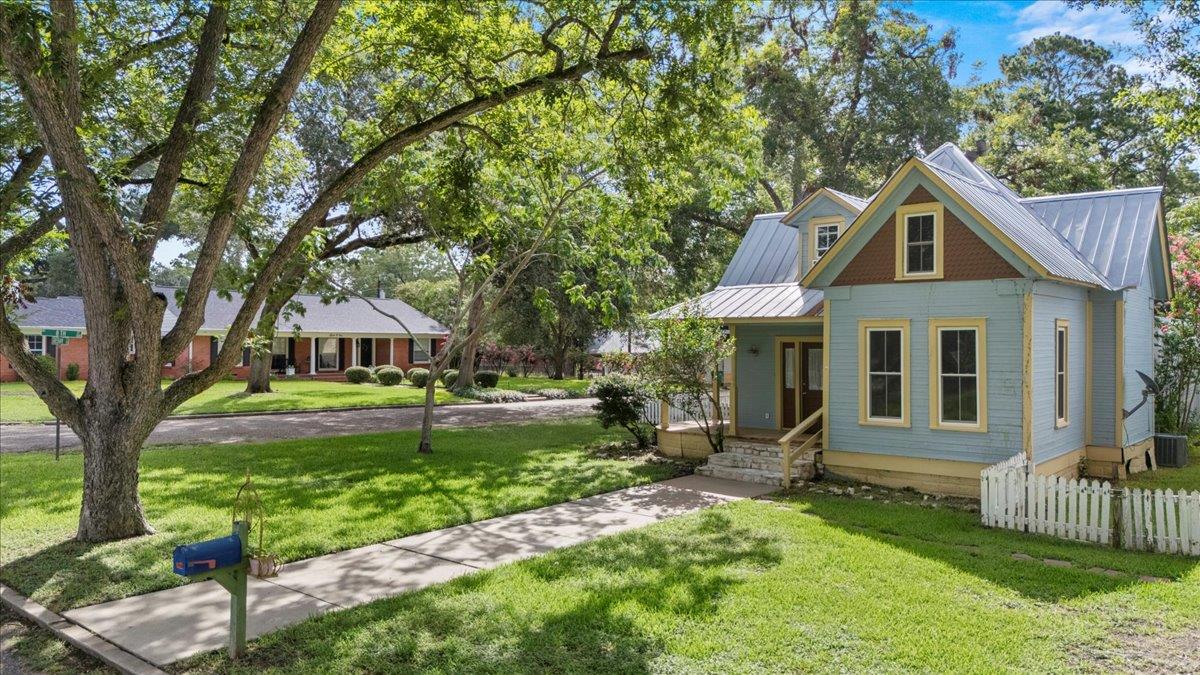 710 Gresham St, Smithville, TX 78957