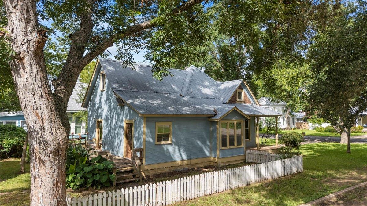 710 Gresham St, Smithville, TX 78957