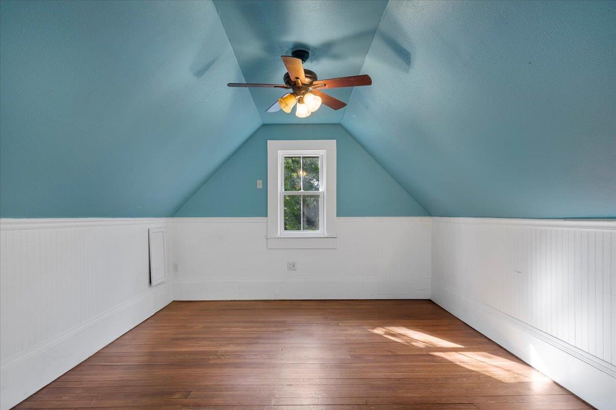 710 Gresham St, Smithville, TX 78957