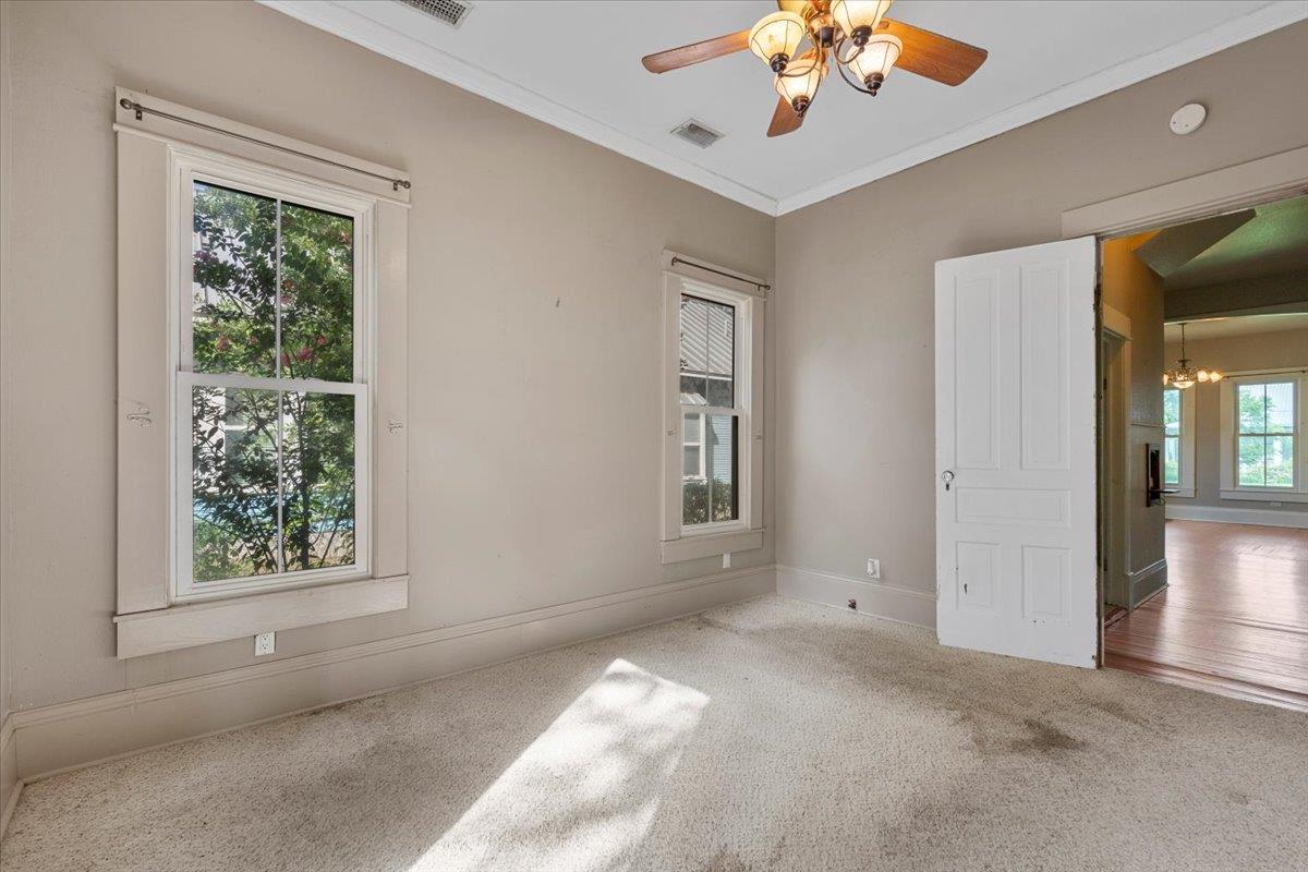 710 Gresham St, Smithville, TX 78957