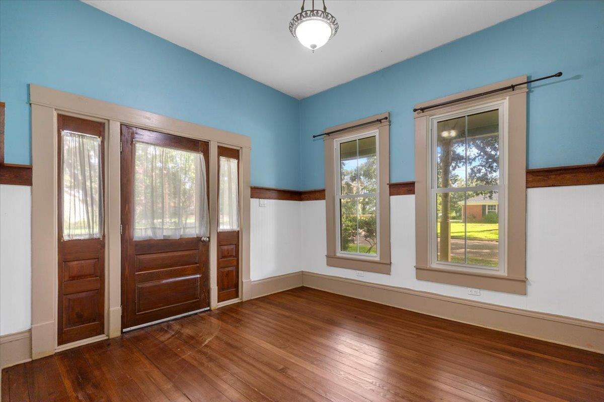 710 Gresham St, Smithville, TX 78957