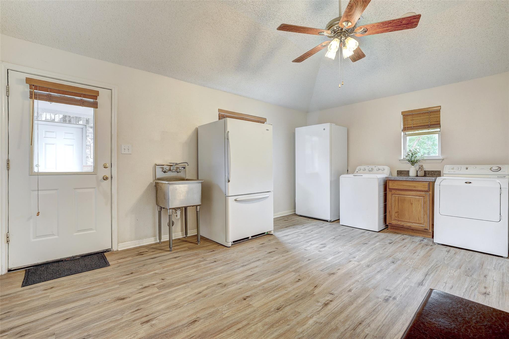 900 Cedar Park Dr, Cedar Park, TX 78613