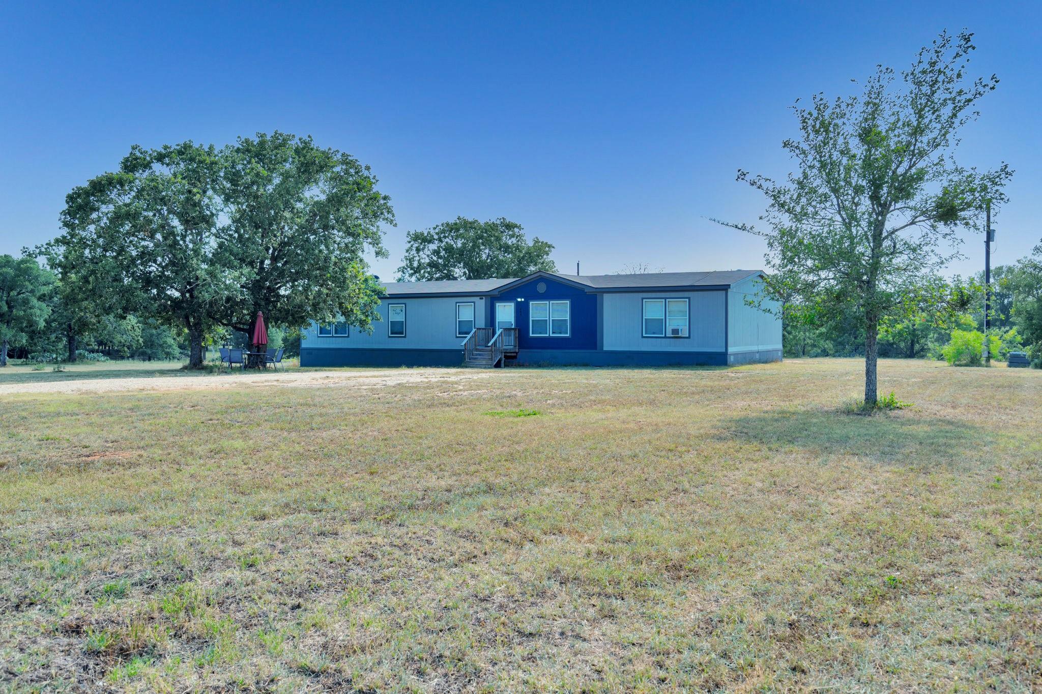 400 Woody Hollow Rd, Luling, TX 78648