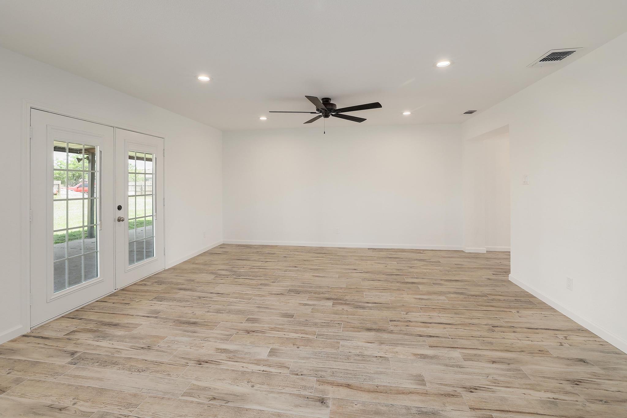 131 Roundup Dr, Liberty Hill, TX 78642
