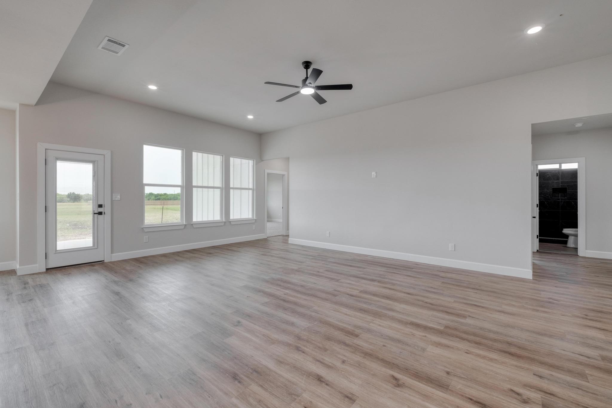 203 Alonzo Dr, Del Valle, TX 78617