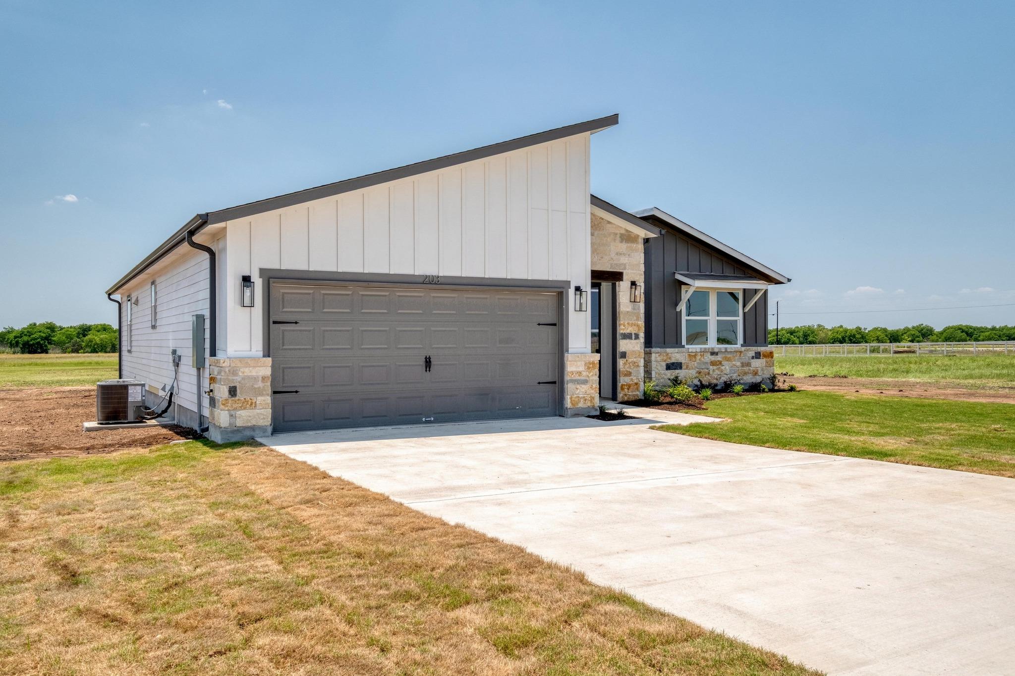 203 Alonzo Dr, Del Valle, TX 78617