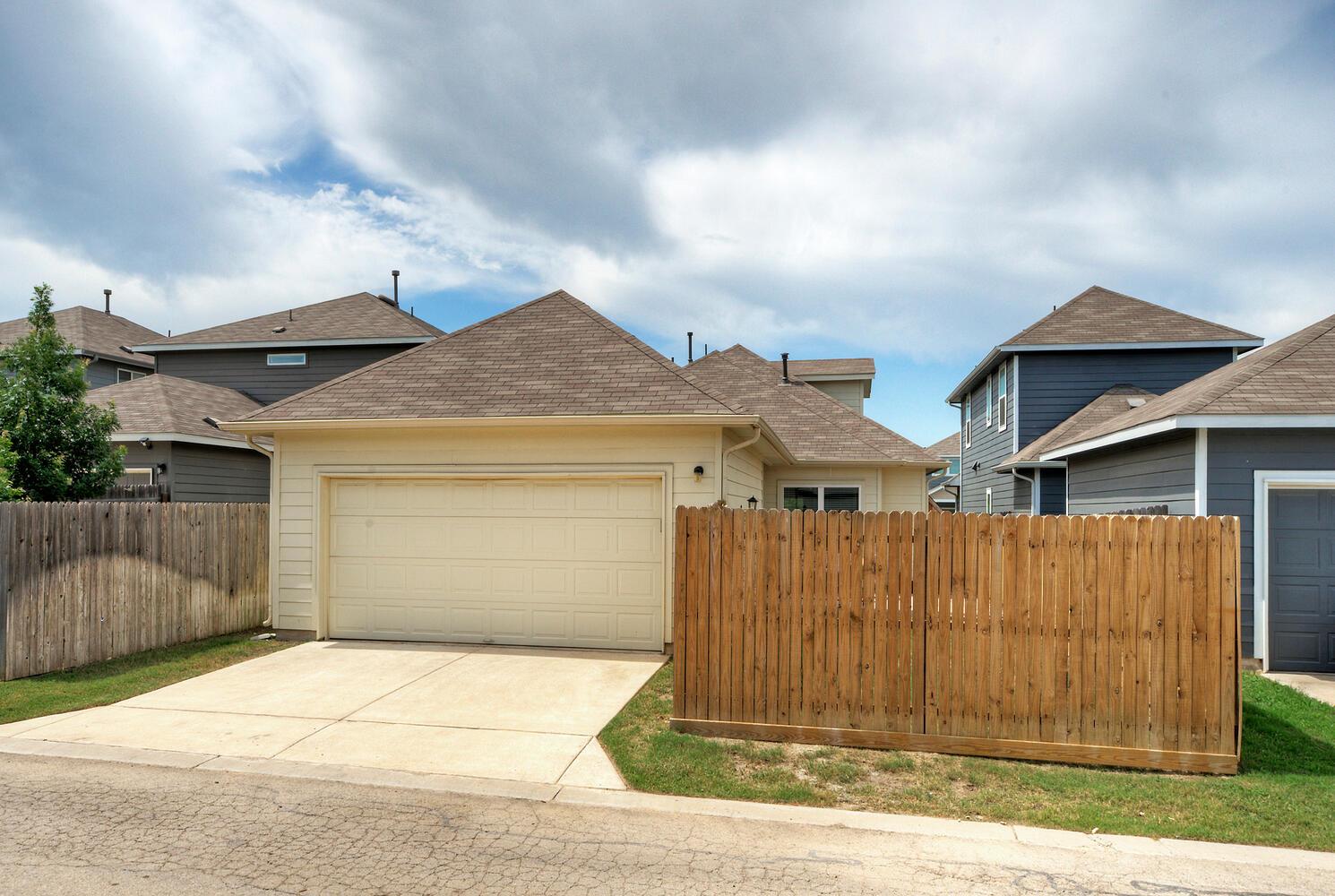 211 Timber Brook Dr, Hutto, TX 78634