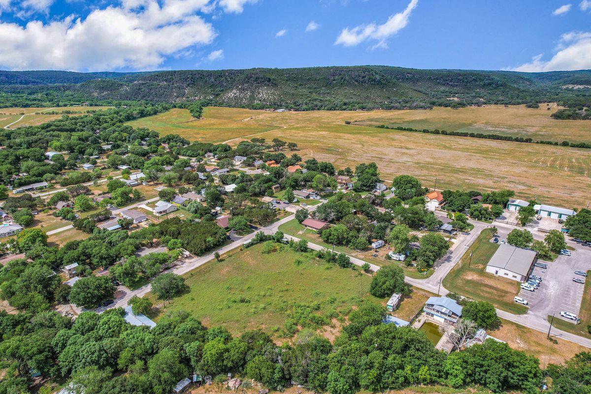 201 Oak Dr, Canyon Lake, TX 78132