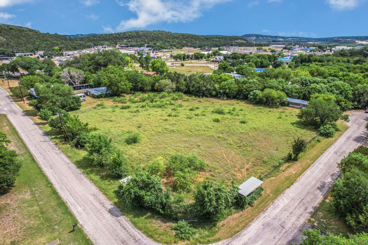 201 Oak Dr, Canyon Lake, TX 78132