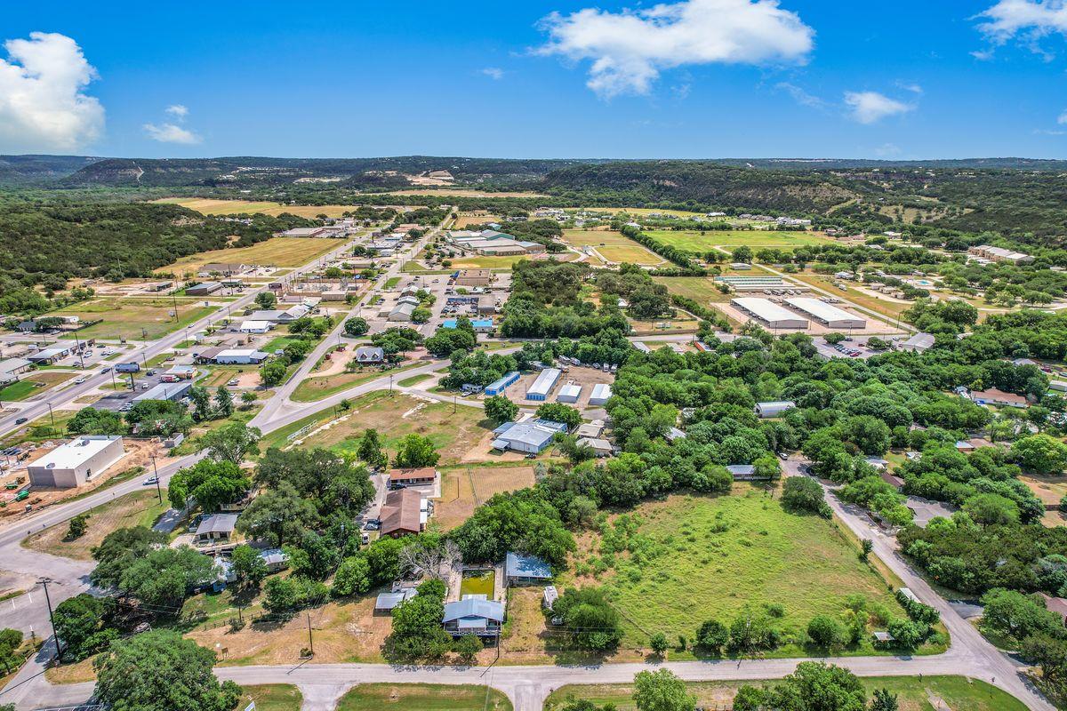 201 Oak Dr, Canyon Lake, TX 78132