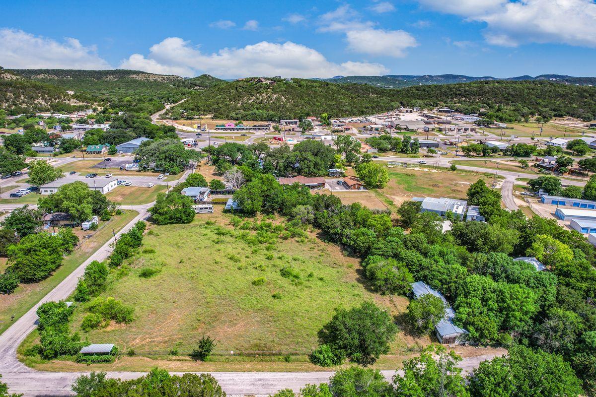 201 Oak Dr, Canyon Lake, TX 78132