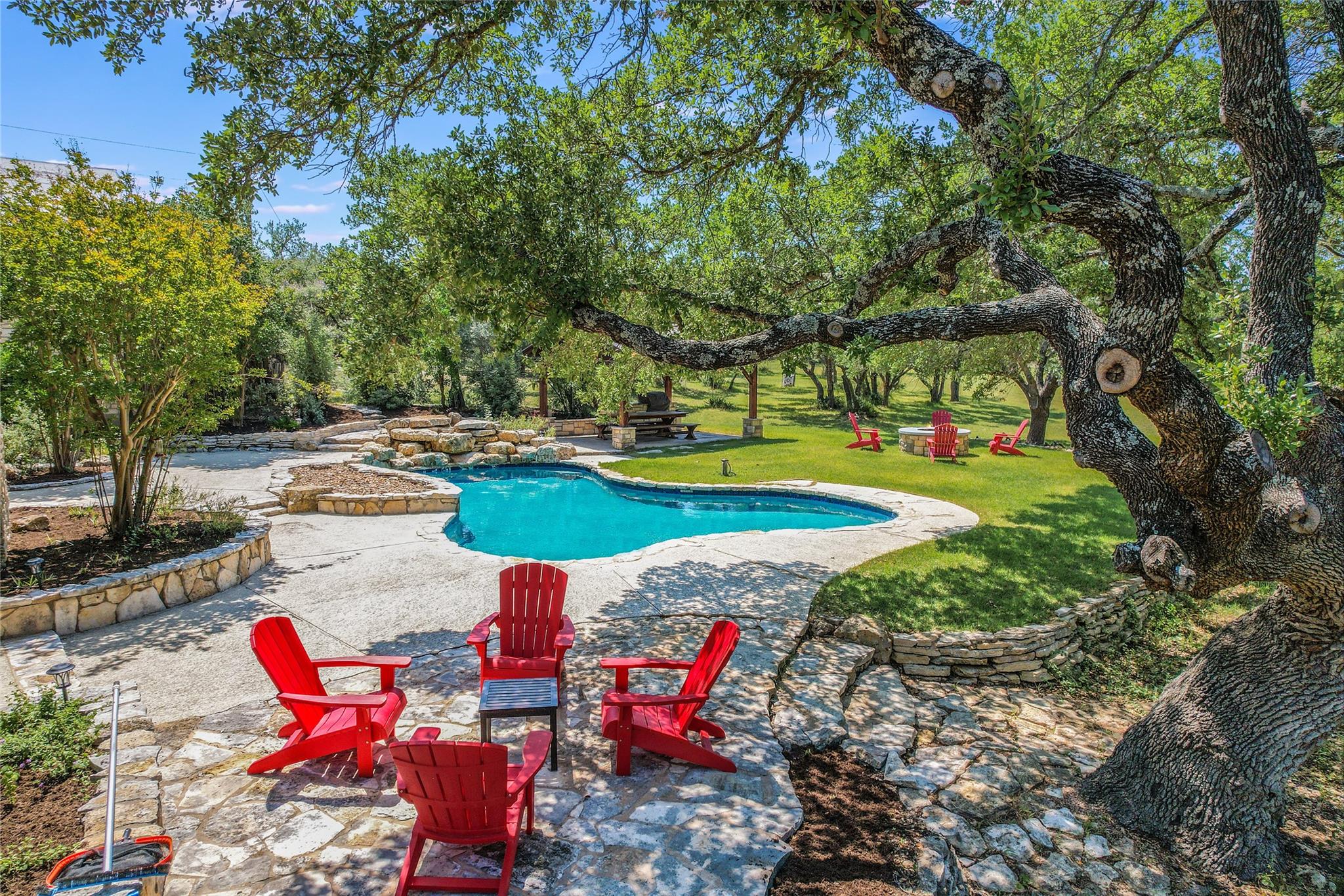 1011 Oak Meadow Dr, Dripping Springs, TX 78620
