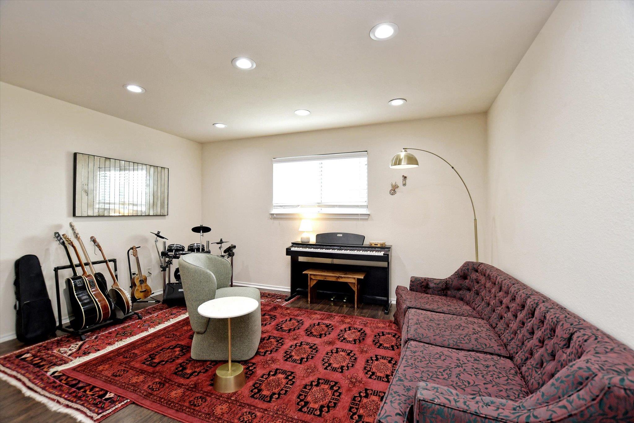510 W Metcalfe St, Hutto, TX 78634