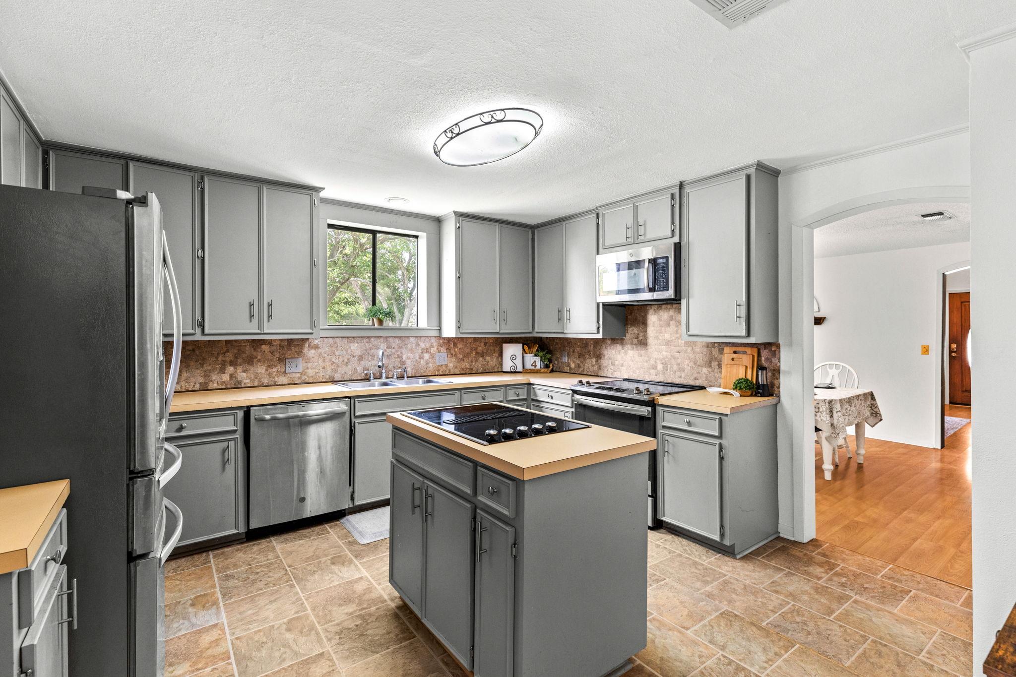 116 S Hackberry Ave, Luling, TX 78648