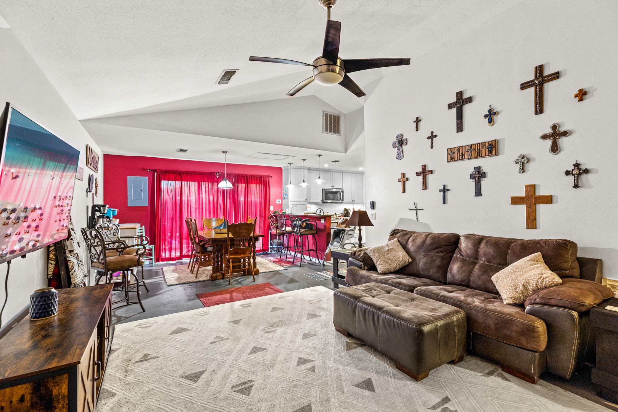 116 S Hackberry Ave, Luling, TX 78648
