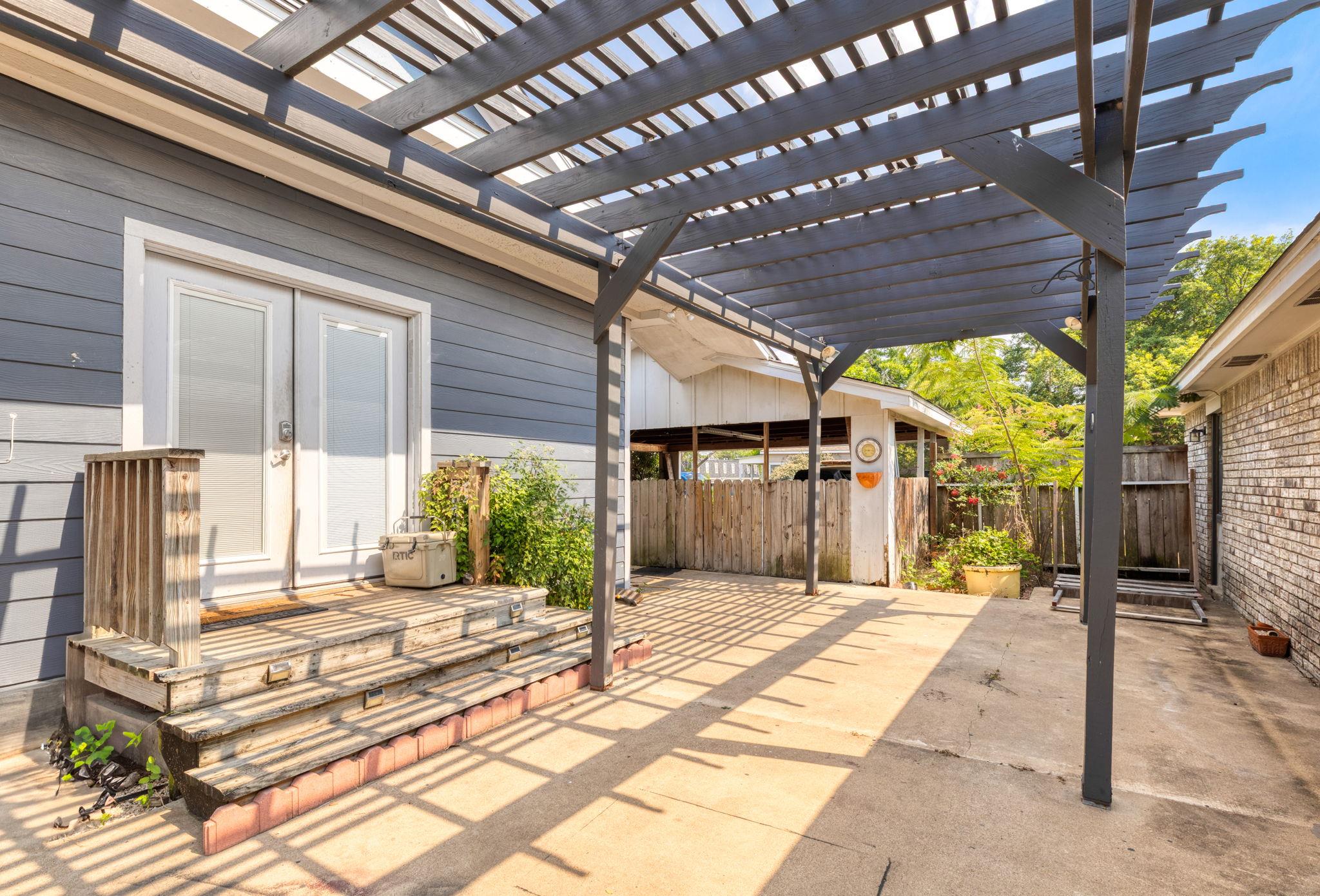 116 S Hackberry Ave, Luling, TX 78648