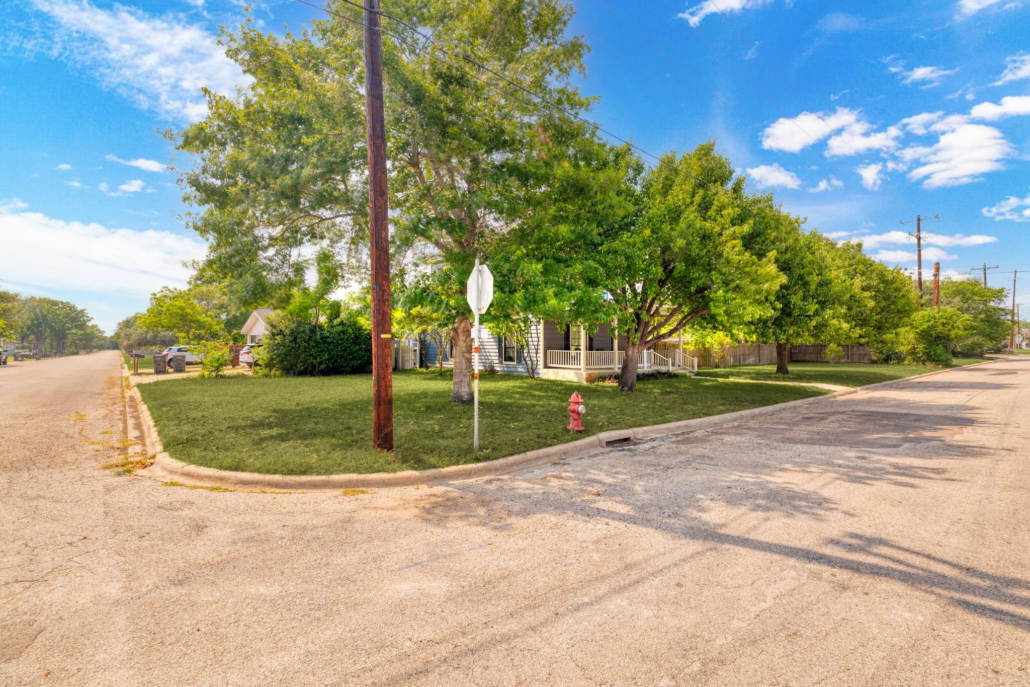 116 S Hackberry Ave, Luling, TX 78648